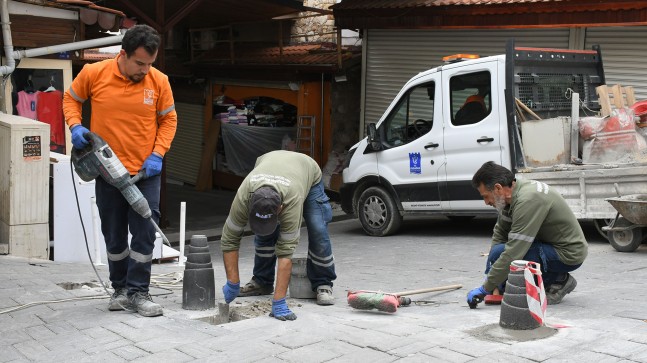 KUŞADASI BELEDİYESİ EKİPLERİ YOL YAPIM MESAİSİNİ 3 MAHALLEDE SÜRDÜRÜYOR
