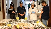 KUŞADASI’NDA BALIK TEZGÂHLARI DENETİMDEN GEÇTİ