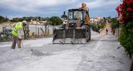 KUŞADASI’NDA ESKİYEN YOLLAR VAKİT KAYBETMEDEN YENİLENİYOR