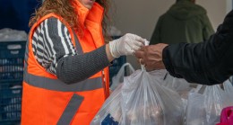 ÖĞRENCİLERİN BESLENME ÇANTALARI DOLUYOR, VELİLERİN YÜZLERİ GÜLÜYOR