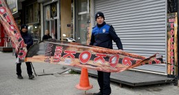 KUŞADASI BELEDİYESİ ZABITA EKİPLERİ KALDIRIM İŞGALİNE GEÇİT VERMİYOR