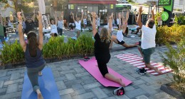 KUŞADASI BELEDİYESİ’NİN ÜCRETSİZ YOGA DERSLERİ BAŞLADI