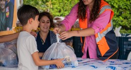 KUŞADASI BELEDİYESİ BESLENME ÇANTALARINI DOLDURMAYA DEVAM EDİYOR