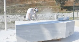 NEOPOLİS’TE MERMER BLOKLAR ‘ADALET’ TEMASIYLA ŞEKİLLENİYOR