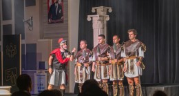 KUŞADASI BELEDİYE TİYATROSU’NDA PERDE ‘KADINLARIN SAVAŞI’ İLE AÇILDI