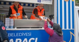 KUŞADASI BELEDİYESİ’NDEN İÇLERİ ISITAN SICAK ÇORBA İKRAMI