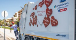 KUŞADASI’NDA ÇÖP KAMYONU SEVGİ DAĞITTI