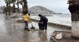 KUŞADASI BELEDİYESİ’NDEN SAĞANAK VE FIRTINA MESAİSİ