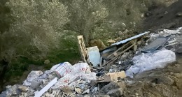 KUŞADASI’NDA KAÇAK MOLOZ DÖKERKEN SUÇÜSTÜ YAKALANAN KAMYONET SÜRÜCÜSÜNE CEZA