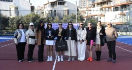 KUŞADASI’NDA RAKETLER KADINLAR GÜNÜ İÇİN KORTA ÇIKTI