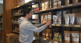 BAŞKAN ÖMER GÜNEL’İN YEREL ÜRETİM VİZYONU: KUŞADALI KADINLARIN EL EMEĞİ ADA MARKET RAFLARINDA DEĞERLENİYOR