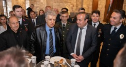 KUŞADASI’NDA İLÇE PROTOKOLÜ VATANDAŞLARLA BAYRAMLAŞTI