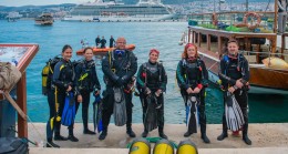 KUŞADASI’NDA DÜNYA GÜNÜ’NDE KIYI VE DENİZ TEMİZLİĞİ: 200 KİLOGRAM ATIK TOPLANDI