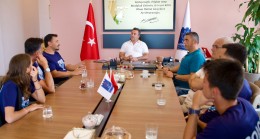 KUŞADASI’NIN ALTIN KULAÇI CEREN YAŞAR BAŞARISINI BAŞKAN VEKİLİ TAHSİN DEMİRTAŞ İLE PAYLAŞTI