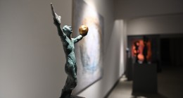 BRONZ, AHŞAP VE RENGİN ESTETİK UYUMU BU SERGİDE