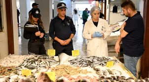 KUŞADASI’NDA BALIK TEZGÂHLARI DENETİMDEN GEÇTİ
