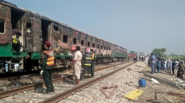 Pakistan’da tren otobüse çarptı: 19 ölü, 8 yaralı