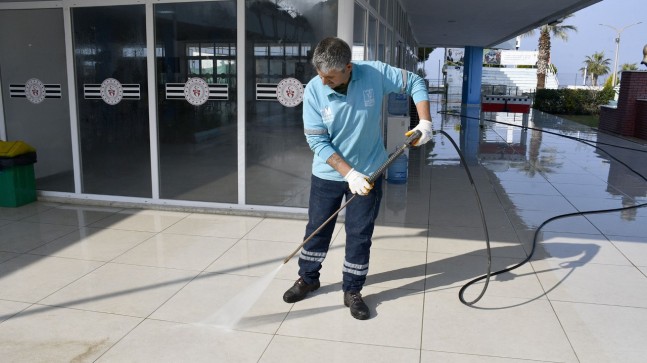 KUŞADASI’NDA KÖŞE BUCAK TEMİZLİK