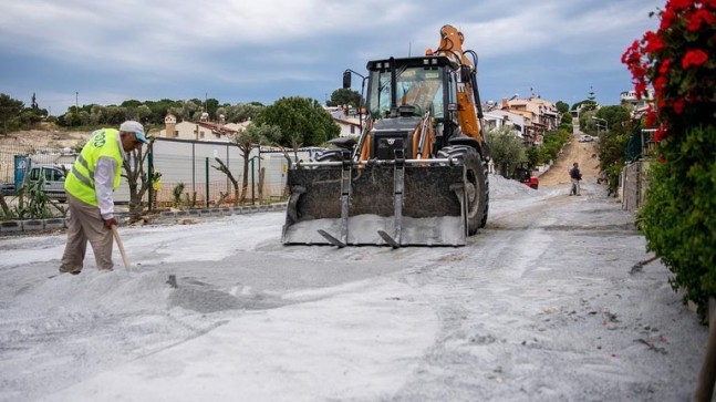 KUŞADASI’NDA ESKİYEN YOLLAR VAKİT KAYBETMEDEN YENİLENİYOR