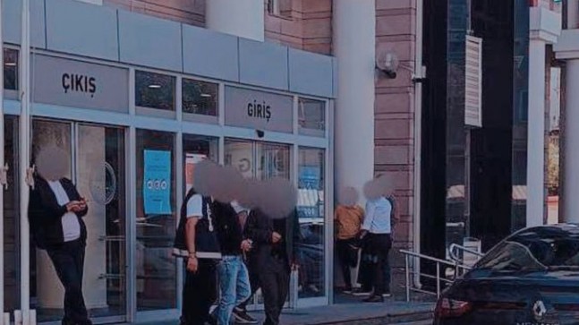 KUŞADASI’NDA GÖÇMEN KAÇAKÇISI YAKAYI ELE VERDİ