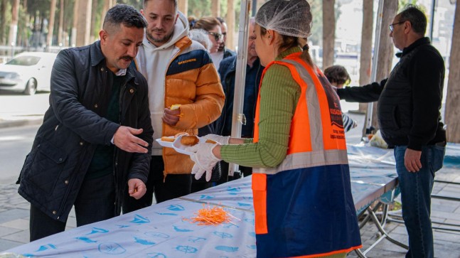 KUŞADASI’NDA ŞEHİTLER İÇİN LOKMA HAYRI YAPILDI