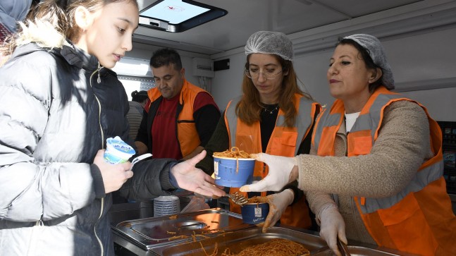 KUŞADASI BELEDİYESİ’NDEN HEMŞEHRİLERİNE LEZZETLİ İKRAMLAR