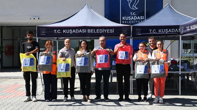 KUŞADASI BELEDİYESİ ÖĞRENCİLERE KIRTASİYE DESTEĞİNDE BULUNMAYA BAŞLADI