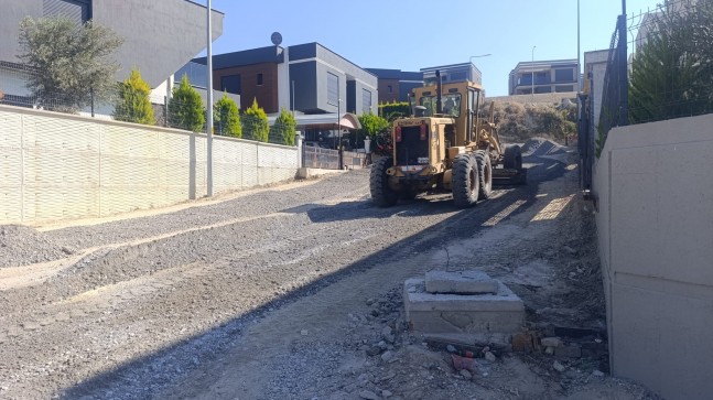 KUŞADASI BELEDİYESİ KENTE YENİ YOLLAR KAZANDIRMAK İÇİN KESİNTİSİZ ÇALIŞIYOR