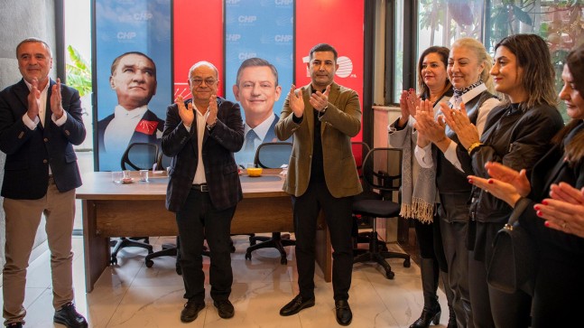 KUŞADASI’NDA CHP KATLANARAK BÜYÜYOR