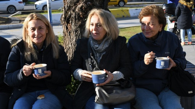 KUŞADASI BELEDİYESİ’NDEN SOĞUK HAVALARDA SICAK İKRAM
