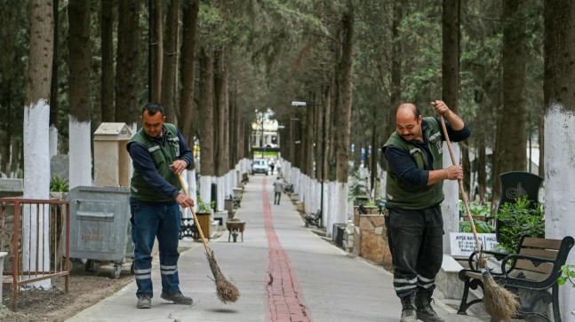 KUŞADASI’NDA MEZARLIKLAR BAYRAM ZİYARETLERİNE HAZIR