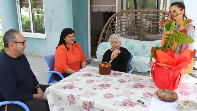 KUŞADASI BELEDİYESİ’NDEN SÜRPRİZ 80’İNCİ YAŞ KUTLAMASI