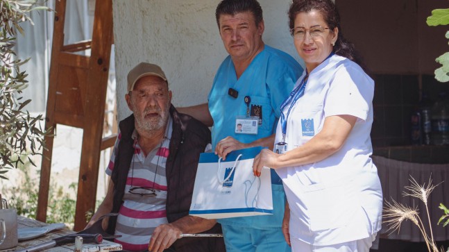KUŞADASI BELEDİYESİ EVDE BAKIM BİRİMİNDEN BABALAR GÜNÜ ZİYARETİ