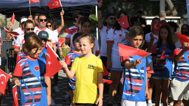 KUŞADASI’NDA ZAFER BAYRAMI COŞKUSU TENİS TURNUVASIYLA KUTLANIYOR