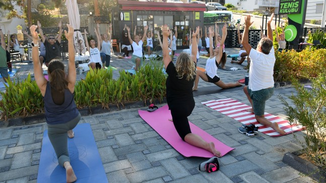 KUŞADASI BELEDİYESİ’NİN ÜCRETSİZ YOGA DERSLERİ BAŞLADI