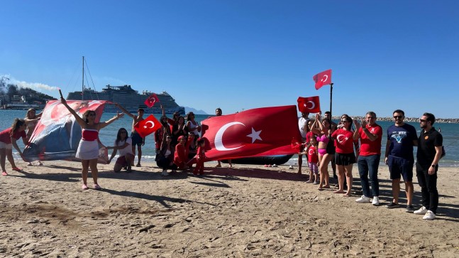 KUŞADASI GÜVERCİNADA ROTARY KULÜBÜ’NDEN “CUMHURİYETE SAYGI YÜZME ETKİNLİĞİ”