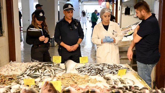 KUŞADASI’NDA BALIK TEZGÂHLARI DENETİMDEN GEÇTİ