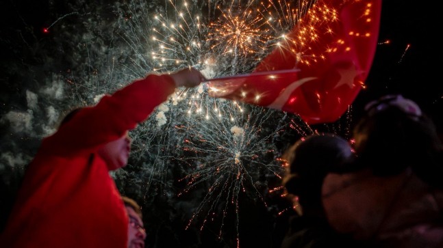 KUŞADASI’NDA CUMHURİYET COŞKUSU GECEYE TAŞINDI