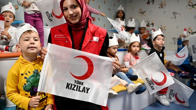 KUŞADASI BELEDİYESİ ÇOCUK GELİŞİM MERKEZİ’NDE MİNİKLERE ‘KIZILAY’ ANLATILDI