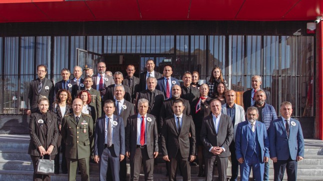 KUŞADASI’NDA ÖĞRENCİLERDEN ‘ATATÜRK’ İÇİN ANMA ETKİNLİĞİ