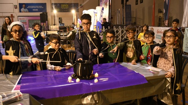 KUŞADASI’NDA ÇOCUKLAR BİLİMİN RENKLİ VE BÜYÜLÜ DÜNYASINI KEŞFETTİ