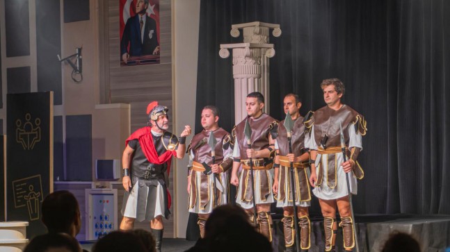 KUŞADASI BELEDİYE TİYATROSU’NDA PERDE ‘KADINLARIN SAVAŞI’ İLE AÇILDI