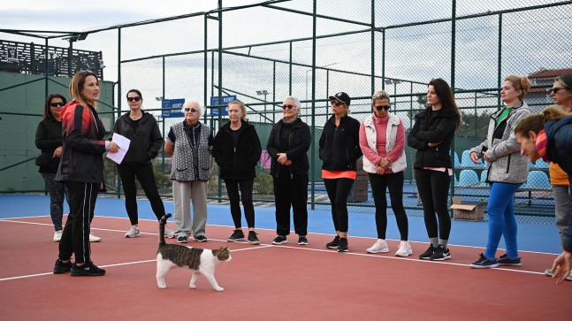 KUŞADASI’NDA KADINLARA ‘YAKIN SAVUNMA TEKNİKLERİ’ EĞİTİMİ VERİLDİ