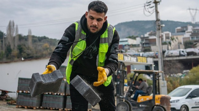 İKİÇEŞMELİK MAHALLESİ’NİN YENİ YOLLARI YÜKLENİYOR