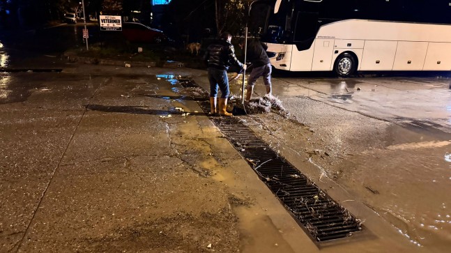 Kuşadası Belediyesi Ekipleri Yoğun Yağışta Sahada