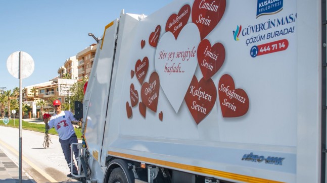 KUŞADASI’NDA ÇÖP KAMYONU SEVGİ DAĞITTI