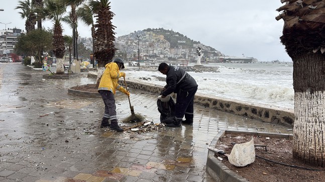 KUŞADASI BELEDİYESİ’NDEN SAĞANAK VE FIRTINA MESAİSİ