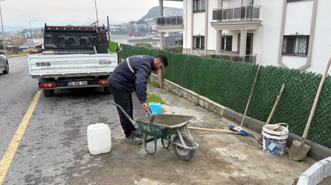 KUŞADASI BELEDİYESİ’NDEN FARKLI MAHALLELERDE EŞ ZAMANLI YOL MESAİSİ