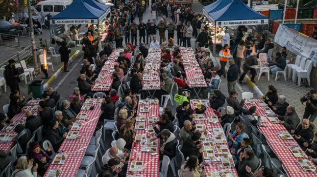 KUŞADASI’NDA RAMAZAN AYININ BEREKETİ PAYLAŞTIKÇA ÇOĞALIYOR