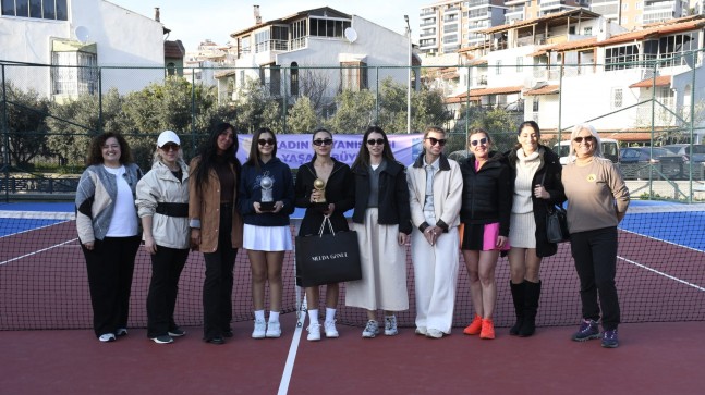 KUŞADASI’NDA RAKETLER KADINLAR GÜNÜ İÇİN KORTA ÇIKTI